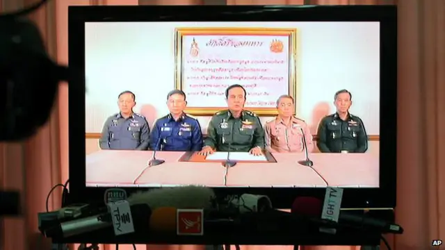 ژنرال پرایوث چان اوچا، رئیس ستاد ارتش تایلند (وسط) در تلویزیون اعلام کرد که ارتش قدرت را دست گرفته است