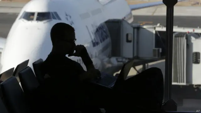 Passageiro em aeroporto (Foto AP)