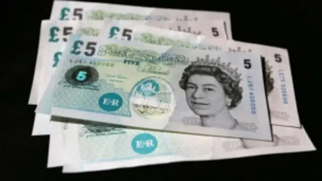 Пятифунтовые купюры