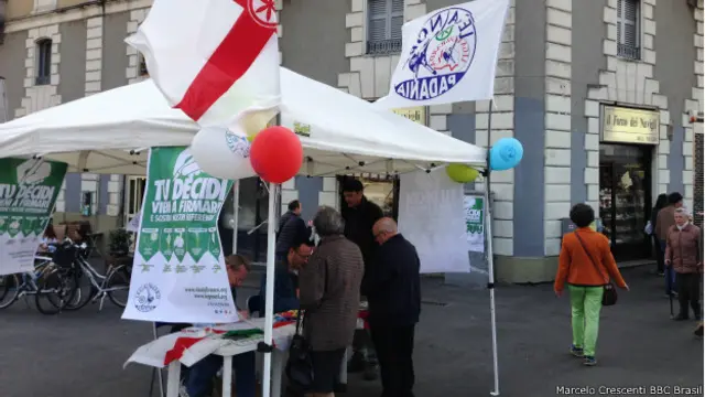 Partidários da Lega Nord fazem propaganda para Parlamento Europeu (foto: Marcelo Crescenti / BBC Brasil) 