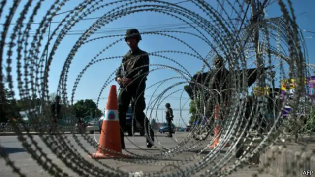 الجيش منع التجمعات وعطل العمل بالدستور بعد استيلائه على السلطة.