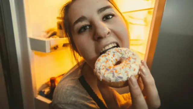 Makan sampai larut malam amat mungkin menambah berat badan, kata peneliti.