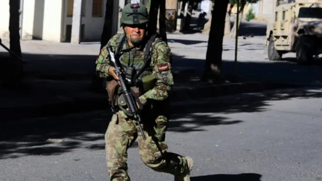 د افغانستان په لوېديځ هرات ښار کې د هند پر کونسلګرۍ په وسلو سمبالو کسانو ډله ییز برید وکړ.