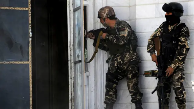 افغان پولیس وايي، په برید کې، درې واړه برید کوونکي وژل شوي، خو امنیتي سرتېرو ته مرګ ژوبله نه ده اوښتې.