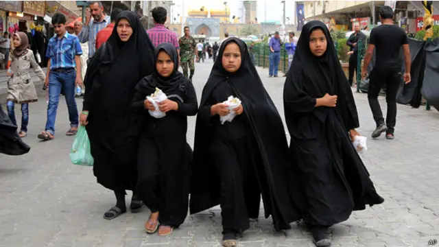 يحيي الشيعة ذكرى وفاة الامام موسى الكاظم