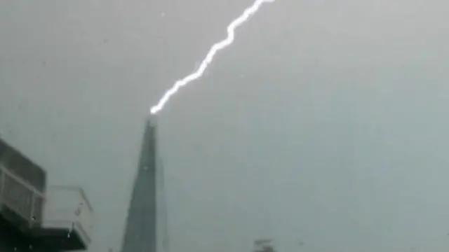Shard é atingido por raio | BBC