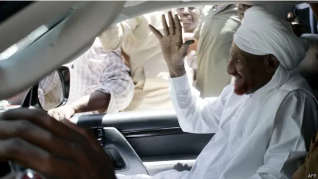 كانت الاجهزة الامنية قد اعتقلت المهدي مساء الخميس