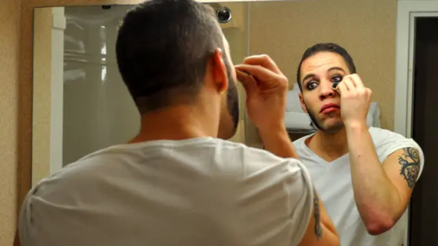 沃尔夫拍片前做准备。这是他第一次和女性、变性人一起出演