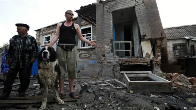 آثار قصف القوات الاوكرانية في قرية سيمينيفكا شرقي اوكرانيا