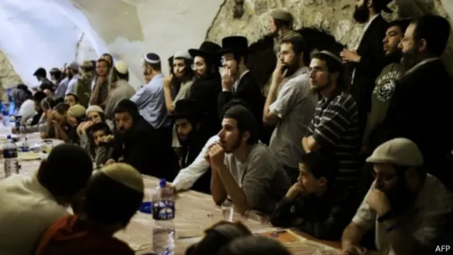 يهود متطرفون يستمعون إلى خطبة من حاخام في جبل صهيون