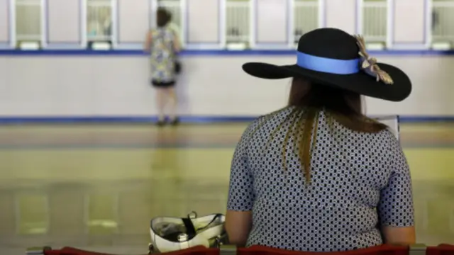 赌局下注。赌孩子未来的前程,在英国是有“共荣传统”的,赌大学毕业成绩只是最新之举罢了。