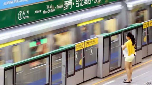 台北捷運新店線某站一名乘客候車（台灣中央社圖片23/5/2014）