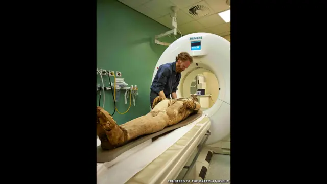 Мумия проходит сканирование