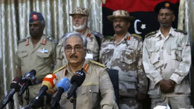 اللواء المتقاعد خليفة حفتر كان قائدا سابقا للقوات البرية إبان حكم القذافي