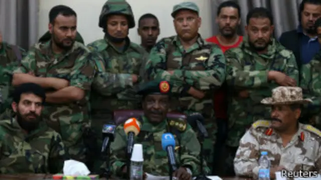 العقيد ونيس بوخمادة قائد قوات الصاعقة في بنغازي