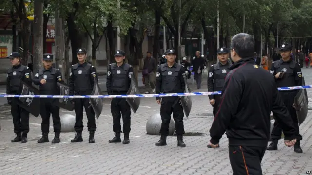 防暴警察在乌鲁木齐公园北街街口列队站岗（23/5/2014）