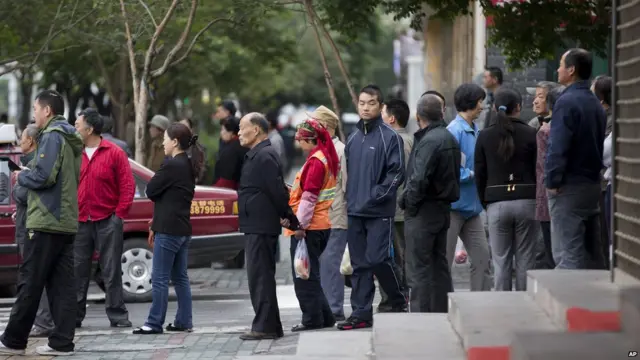 乌鲁木齐公园北街早市爆炸现场外居民驻足围观警察布防（23/5/2014）