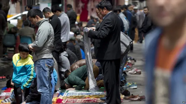 乌鲁木齐某清真寺外参加聚礼的维族男子（23/5/2014）