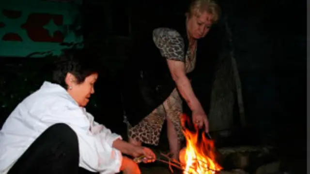 "..уйимиз ёнида тошлардан ясалган қўлбола ўчоқларда навбати билан овқат тайёрлаймиз"