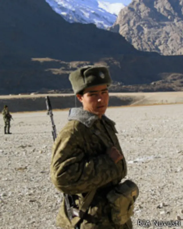 Солдат Хорогского пограничного отряда на посту контрольно-пропускного пункта в горах Памира.