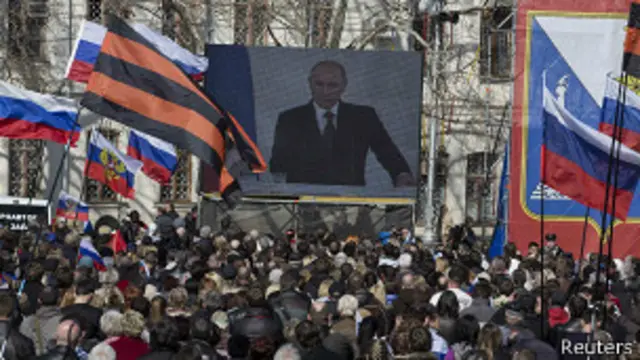 Севастопольцы следят за выступлением Путина