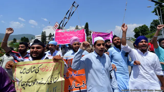 پاکستان میں اپنی نوعیت کا واحد واقع ہے جب مظاہرین تمام حفاظتی حصار توڑ کر پارلیمنٹ بلڈنگ کی حدود میں داخل ہوگئے