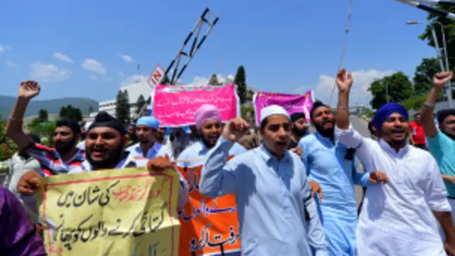 اسلام آباد میں یہ اپنی نوعیت کا پہلا واقع ہے کہ جب مظاہرین تمام سکیورٹی حصار توڑ کر پارلیمنٹ ہاؤس کی بلڈنگ کی حدود میں داخل ہونے میں کامیاب ہوئے