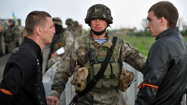Войска и про-российские активисты на востоке Украины