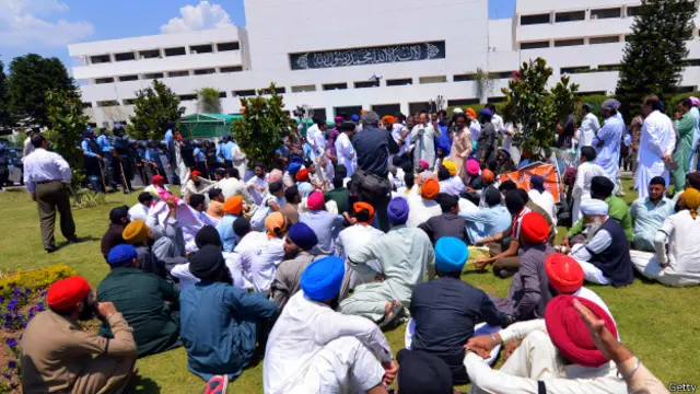 تیرہ رکنی سکھ مذاکراتی کمیٹی نے اسمبلی کے ارکان کے ساتھ زمین پر بیٹھ کر مذاکرات کیے 