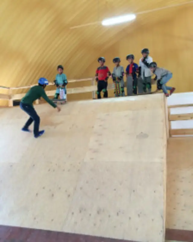 با دیدن این بچه‌ها، آدم حس می‌کند نسل جدیدی در افغانستان در حال ظهور است