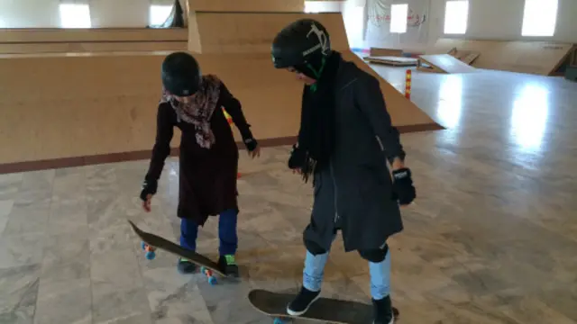 حد اقل نیمی از شاگردان این مدرسه دختران هستند