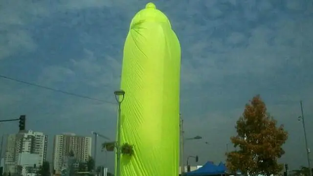 चिली, सैंटियागो, विशाल कंडोम