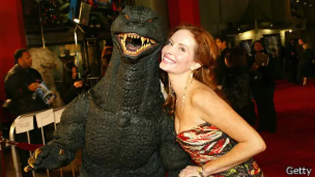 Godzilla y la actriz Phoebe Price, en la premier de Godzilla