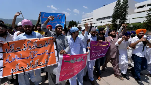 مظاہرین راستے میں موجود رکاوٹیں اورگیٹ نمبر ایک کو توڑتے ہوئے پارلیمنٹ ہاؤس میں داخل ہوگئے اور اس دوران پولیس نے مظاہرین کو کئی بار روکنے کی کوشش کی جس میں وہ کامیاب نہ ہو سکی۔ 