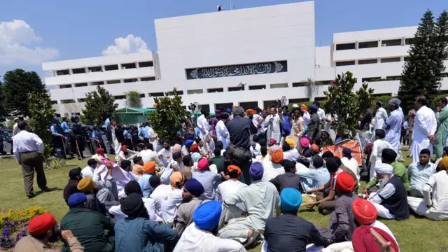 اسلام آباد میں سکھ برادری سے تعلق رکھنے والے مظاہرین نے صوبہ سندھ میں اپنی مذہبی کتاب کی بےحرمتی پر احتجاج کیا ہے۔ 