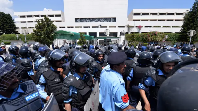 اس موقع پر پولیس کی بھاری نفری بھی موجود تھی جن کی مدد سے مظاہرین کو پارلیمنٹ ہاؤس کے احاطے سے باہر نکالا گیا۔