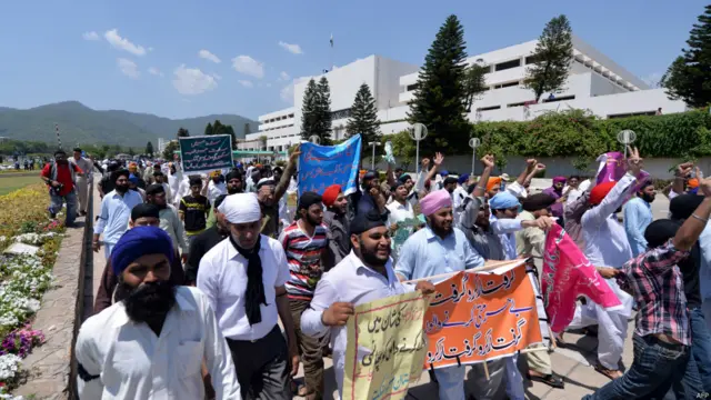 اسلام آباد میں یہ اپنی نوعیت کا پہلا واقع ہے جب مظاہرین تمام سکیورٹی حصار توڑ کر پارلیمنٹ بلڈنگ کی حدود میں داخل ہونے میں کامیاب ہو گئے۔ 