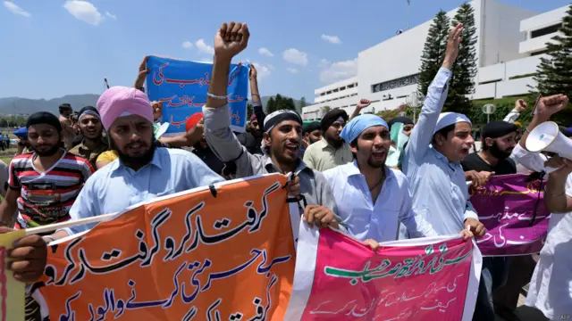 مظاہرین سخت سکیورٹی کے باوجود پارلیمنٹ ہاؤس کے احاطے میں داخل ہونے میں کامیاب ہو گئے۔