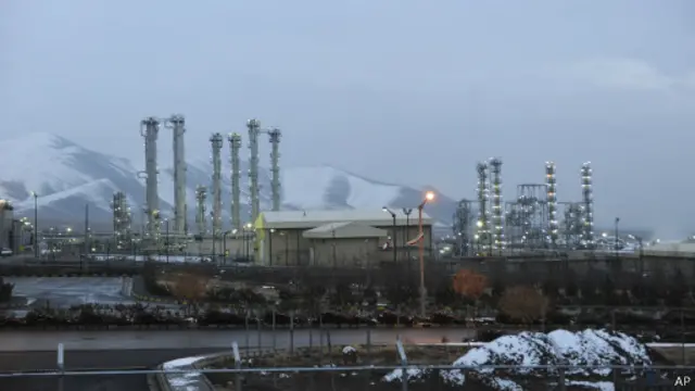 تؤكد طهران على أن أنشطتها النووية سلمية، نافية وجود أي أغراض عسكرية.