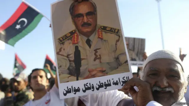 مظاهرات طرابلس وبنغازي رفعت صور حفتر للتعبير عن تأييدهم لـ "عملية الكرامة".