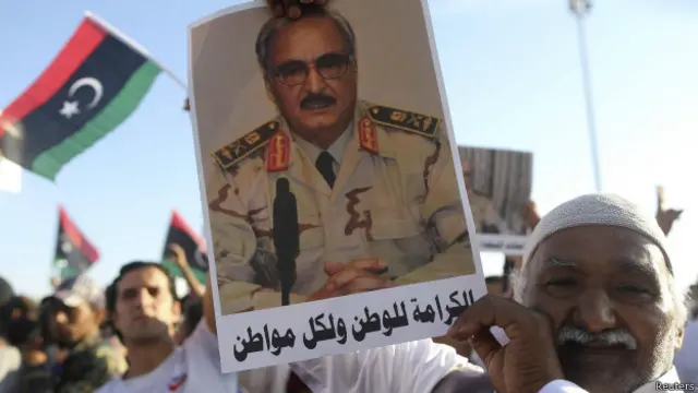 رفعت صور اللواء المتقاعد خلال المظاهرة.