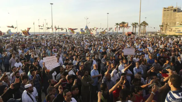 وفي طرابلس أيضا تجمع الآلاف دعما للمؤتمر الوطني العام الذي استدعي قوات درع ليبيا الوسطى "لحماية طرابلس" من أي هجوم لقوات حفتر.