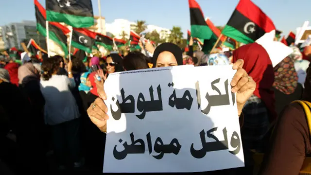 ورفع البعض لافتات تطالب بالكرامة لكل الليبيين، في إشارة إلى دعمعهم لـ "عملية الكرامة" التي يقودها حفتر.