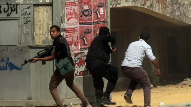 أفراد من قوات الأمن المصرية يحملون السلاح خلال اشتباكات مع المتظاهرين الذين يتهمون الشرطة بالاستعانة بـ"البلطجية".