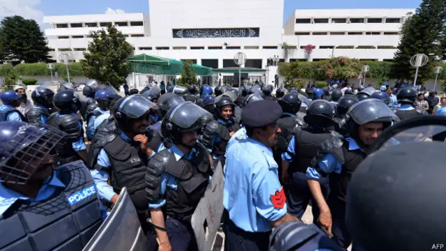 اس واقعے کے حوالے سے انسپیکٹر سے لے کر ایس پی رینک تک کے پولیس اہلکاروں کو معطل کیا گیا ہے