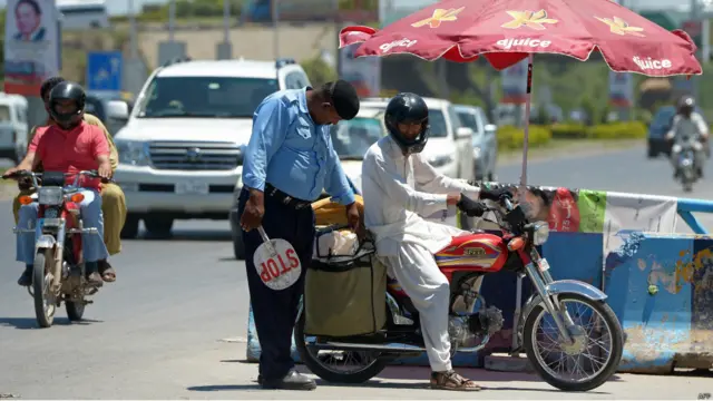 گاڑیوں کے علاوہ تلاشی کے عمل میں زیادہ توجہ موٹرسائیکل سوار افراد پر دی جاتی ہے جبکہ ایسے ناکوں پر کھڑے بعض پولیس اہلکار طویل ڈیوٹی اور نامناسب سہولیات کا ذکر کرتے ہیں۔