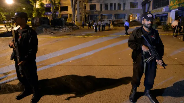 پولیس کے مطابق سپر مارکیٹ میں ہونے والا دھماکہ اس وقت ہوا جب ایک سکیورٹی گارڈ نے سڑک کنارے پڑے تھیلے کو ٹھوکر ماری۔