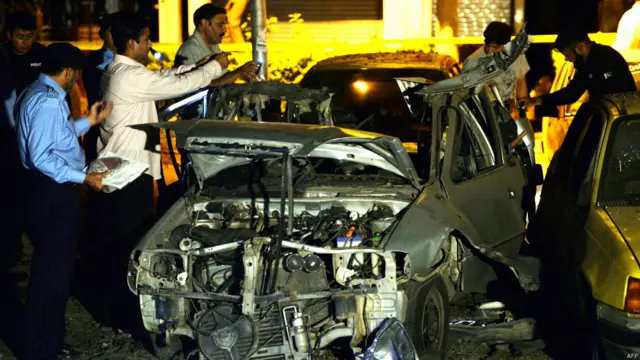 دوسرے دھماکے میں سیکٹر جی نائن کے کاروباری مرکز میں کھڑی گاڑی کو نشانہ بنایا گیا جس سے وہ تباہ ہوگئی۔