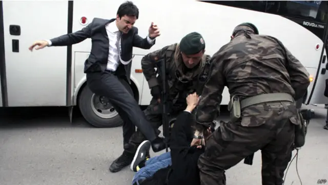 ركل يوسف يركل المحتج وهو ملقى على الارض