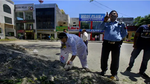 سنیچر کو حکام نے سیکٹر ایف سکس میں دھماکے کے مقام سے شواہد اکٹھے کیے۔